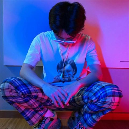 短发女生QQ头像5