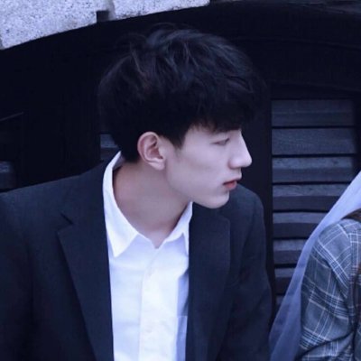 女生霸气头像背影盘腿7