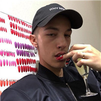 含有之后的黑色头像女生10