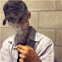 扣扣头像男生坐在操场上的那种10
