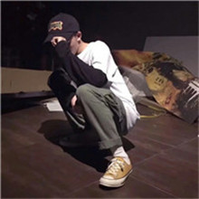 男吸烟黑白头像动漫8