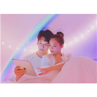挤一只眼睛的黑白头像10