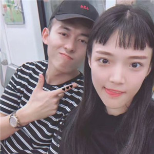 动漫黑白头像露长腿4