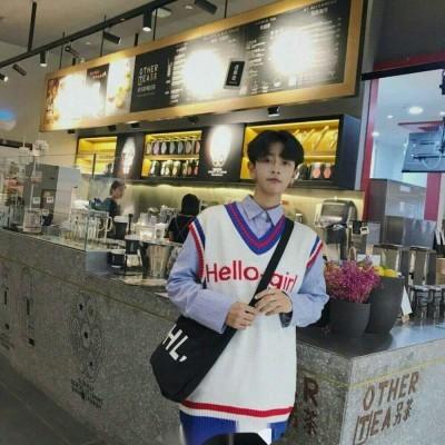 可爱头像动漫卡通小女孩抱着娃娃7