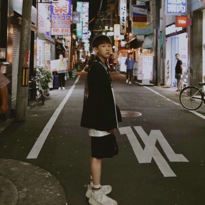 暗示一个人的黑白头像9