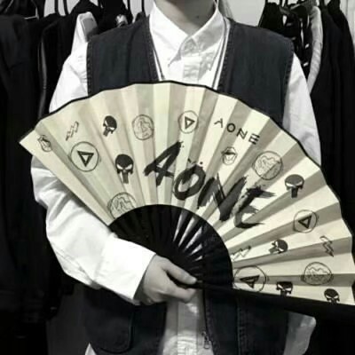 比喻不够的黑色头像的句子10