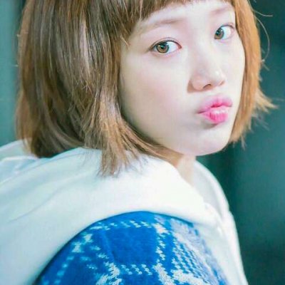 白衬衣男生抱鲜花头像10