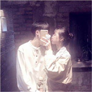 可爱头像动漫卡通小女孩抱着娃娃2