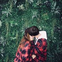 手拿手机的女生头像 动漫7