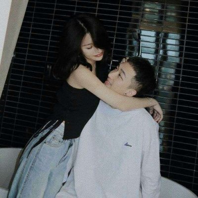 搞怪卡通头像女孩拿着鞭子对付熊2