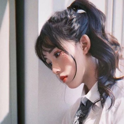 女生黄色头发伤感头像1