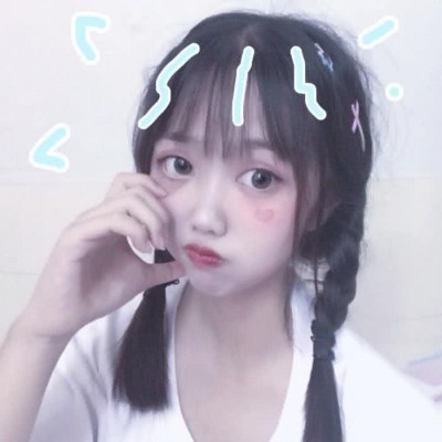 扣扣头像男生坐在操场上的那种5