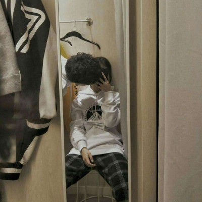 白衬衣男生抱鲜花头像3