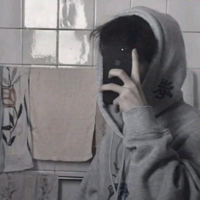 动漫黑白头像露长腿6