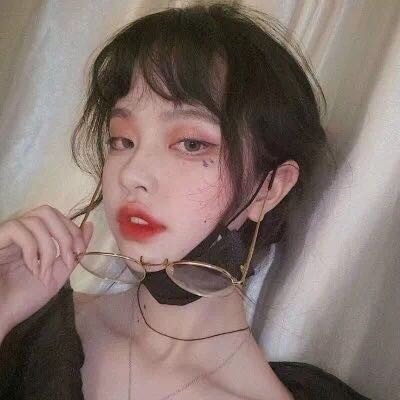 最近抖音很火的拿书黑色头像14