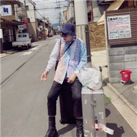戴眼镜的黑白头像女生1