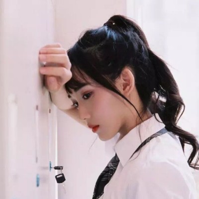 单马尾女生头像简笔画12